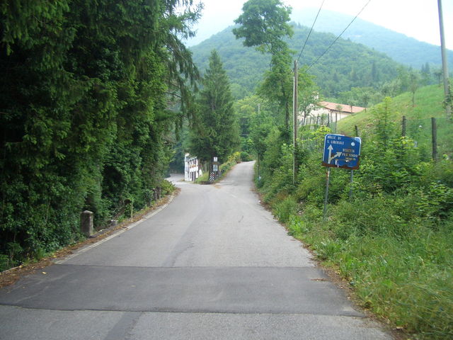 Kreuzung kurz nach der Kapelle Sant'Andrea