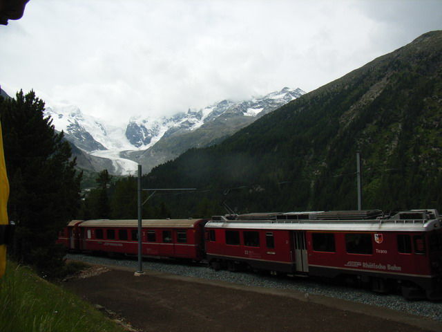 Die Berninbahn vor dem Morteratschgletscher.