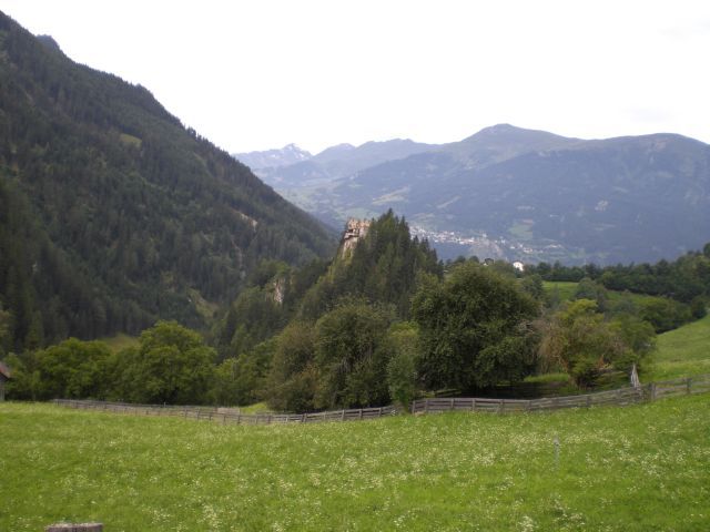 Auf den ersten Kilometern erhebt sich die Burg Berneck auf einem schmalen Felsen thronend über dem Tal