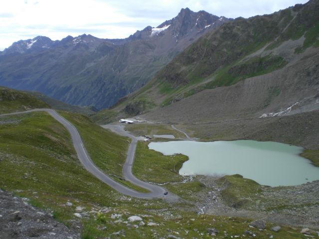 Noch einmal der See mit der Gletscherstraße und einer ihrer zahlreichen Kehren