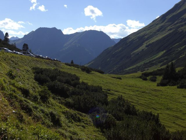 Blick von der Passhöhe - schönes Wochenendwetter hat leider auch viel Ausflugsverkehr zur Folge u. auch der TirolWest-Radmarathon führte an diesem Tag hier hinüber