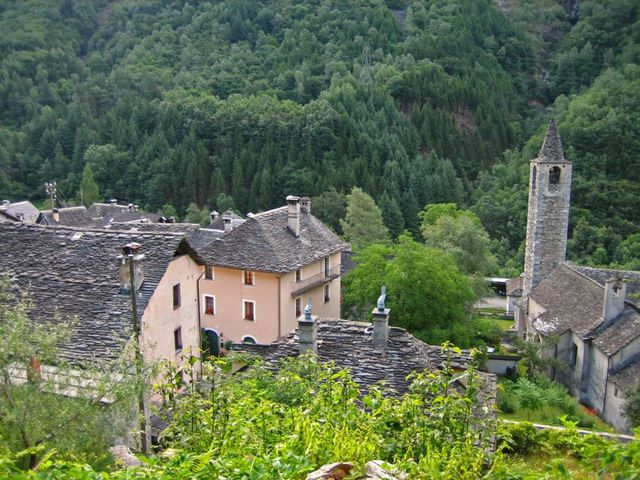 04 das schöne Tessiner Dorf Broglio (700m).