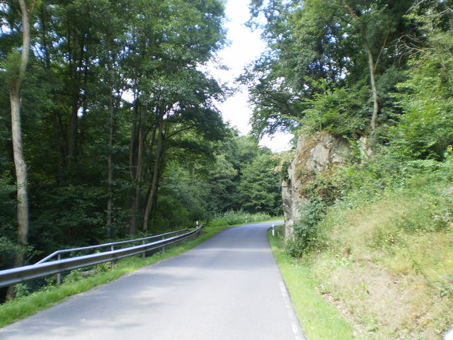 Hinter Winterburg geht es in einem engen Tal voran.