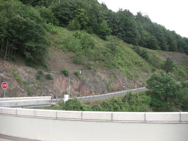 Nach einer kurzen, steilen Abfahrt ist die Staumauer der Hohenwarte-Talsperre erreicht.