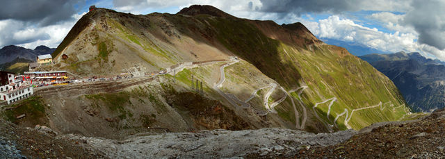 -Panorama Stelvio Nordostrampe (links Tibethütte).