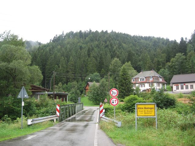 Hinter der Brücke über die Alb liegt der Weiler Niedingen