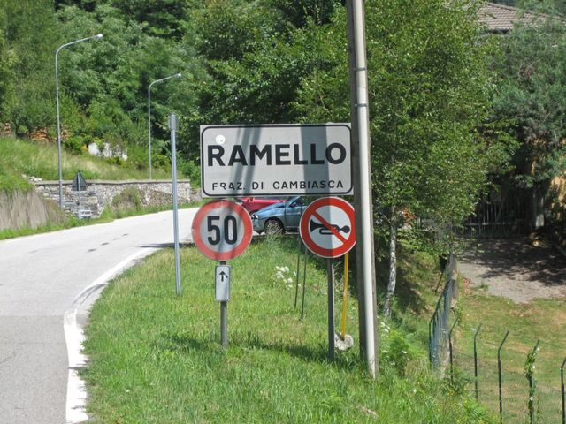 03 kurz vor Ramello(336m) geht es links hinauf nach Caprezzo.
