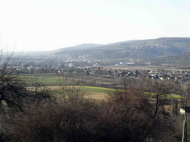 Blick von der Bushaltestelle in das westliche Remstal, im Tal Winterbach, am Hang Rohrbronn	
