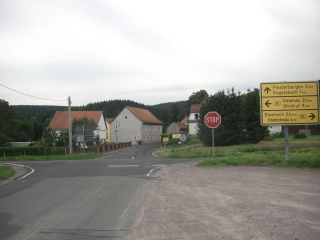 An dieser Kreuzung mit der B88 bei Engelsbach beginnt die Auffahrt.
