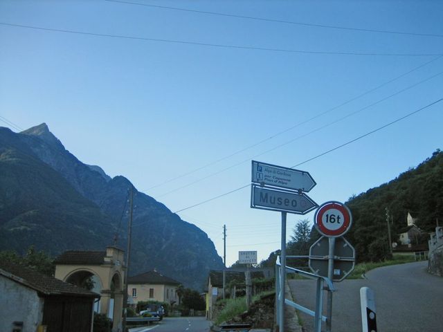 01 gut beschilderte Auffahrt von Semione zur Alpe di Gardosa.
