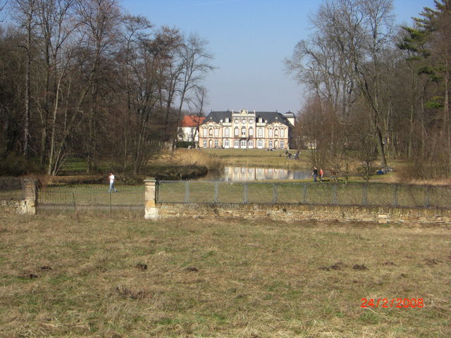 Nachdem man die Autobahn am Erfurter Kreuz überquert hat, bietet sich diese Ansicht von Schloss Molsdorf mit Park.