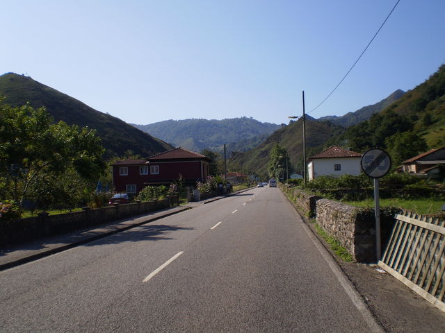 Am Anfang flach am Riu Covadonga entlang.