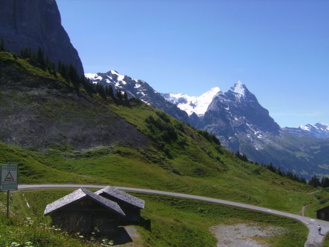 Blick von der Passhöhe in Richtung Grindelwald mit Eiger und Mönch im Hintergrund.