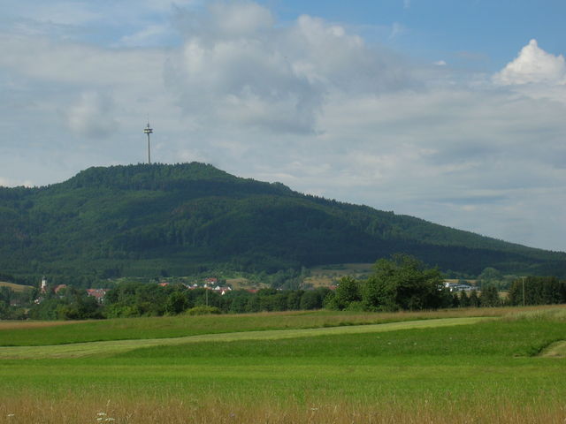 Plettenberg mit Funkturm und Steinbruch für das Betonwerk in Dotternhausen