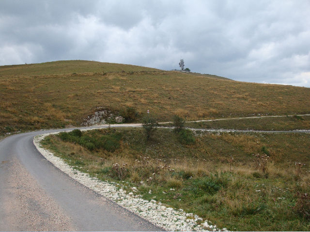 Der Scheitelpunkt (rückwärts fotografiert), nach links geht die Schotterstraße Richtung Passo Fittanze
