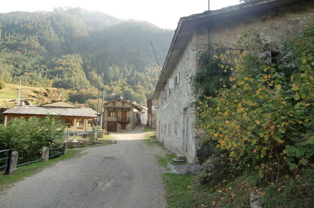 die zweite führt durch das Dorf