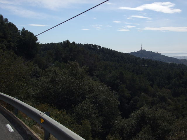 Auf der Südostanfahrt. Der Berg mit dem Funkturm heißt Sant Pere Màrtir.