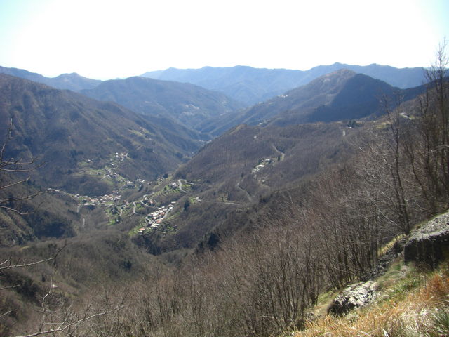 Ausblick auf die Abfahrt vom Passo della Scoglina ins Valle Sturla.