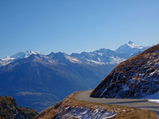 00 Alpe Galm Auffahrt mit Weißhorn und Mischabelgruppe, 14.10.09.
