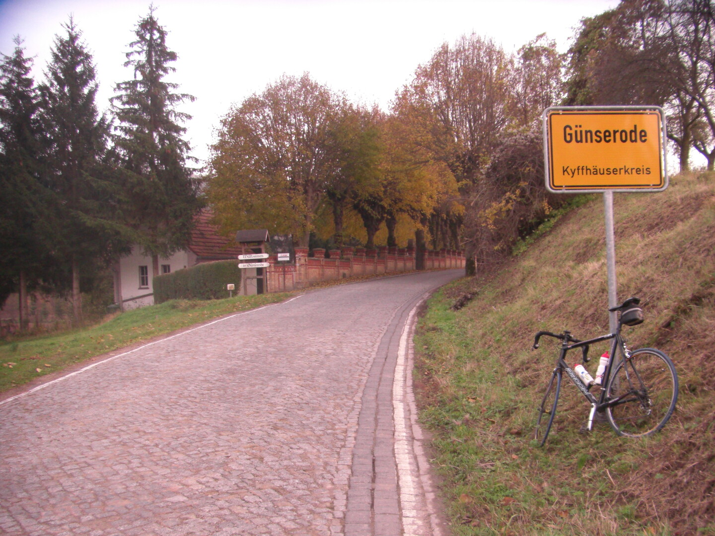 Kopfsteinpflasterpassage am Ortseingang von Günserode.