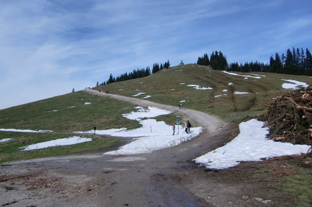 Wanderergänsemarsch zum Gipfel, links die Piste von der anderen Seite