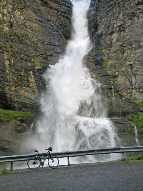 08 Wasserfall mit Velo auf dem Weg zur Alpe Devero, 27.08.09.