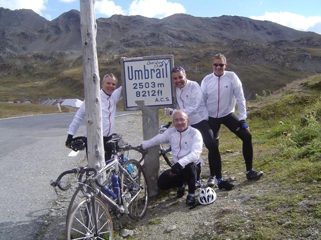 Gruppenbild mit Rädern am Umbrail-Pass - nach dem "Stelvio" nur noch eine Durchgangsstation auf dem Weg bergab.