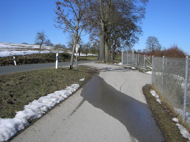 An der Abzweigung nach Steinbach endet der Radweg. Hier muß man links herum zur Straße zurück.
