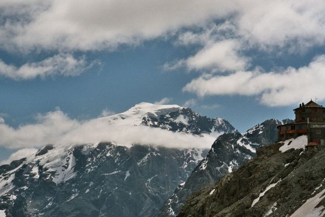 Just angekommen, reisst die Wolkendecke auf. Traumblick auf Tibet-Hütte und Tirol-König Ortler.