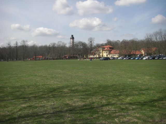 Das Jagdschloss auf dem Possen mit dem Turm im Hintergrund.