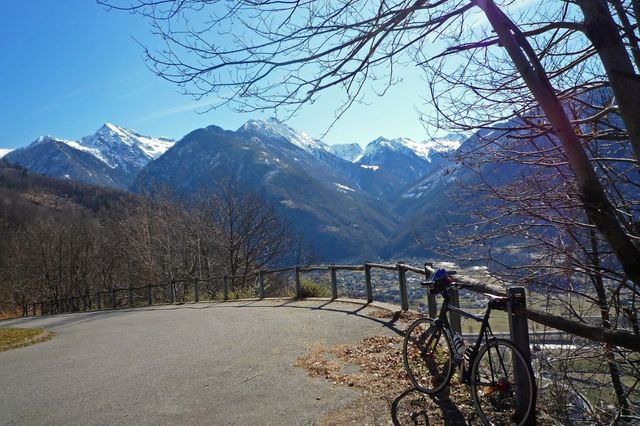 04 Blick auf Roveredo und das alpine Val Grano.