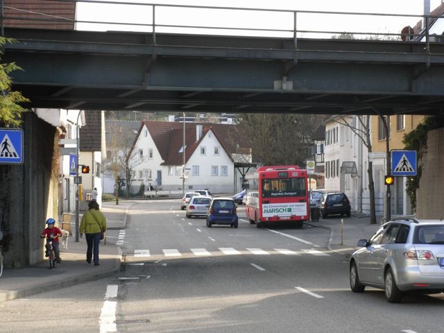 Stärrenberg 01. Der Beginn des Anstieges erfolgt, wie beim Anstieg zum Goldboden, bei der Eisenbahnbrücke in Winterbach. Vor den beiden Häusergiebel geht es links ab.