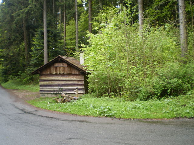 Serpentine mit Holzhütte.