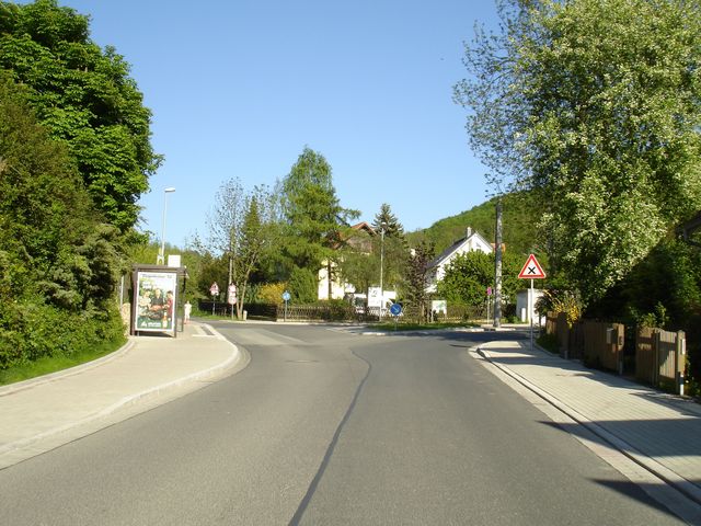 Abzweigung nach rechts zum Steinkreuz und nach links zum Fuchsturm an der Busendhaltestelle Ziegenhainer Tal.