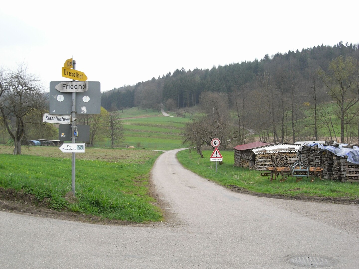 Drexelhof 02: Beim Abzweig Kieselhof (nach links) und Drexelhof (gradeaus). An der Waldkante kann man die Steilheit der zweiten Rampe erahnen.