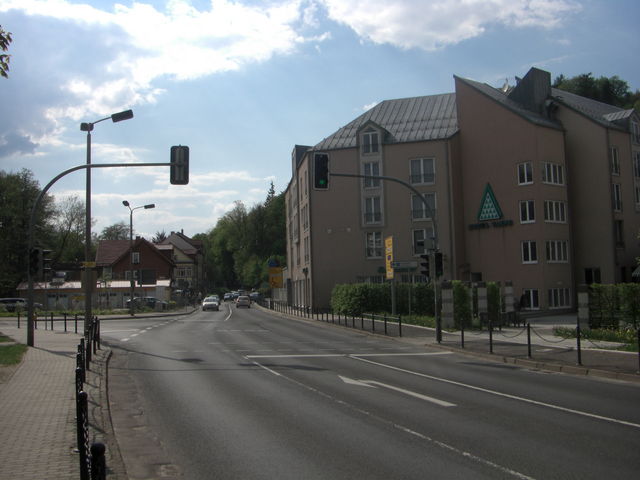 Die Auffahrt beginnt an der Einmündung der Waldstraße an dieser Kreuzung in Ilmenau.