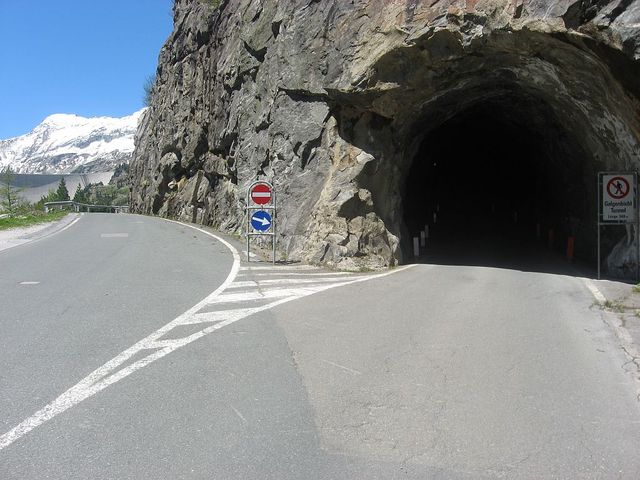 Die Straße teilt sich, aufwärts durch den Tunnel, abwärts außen entlang.
