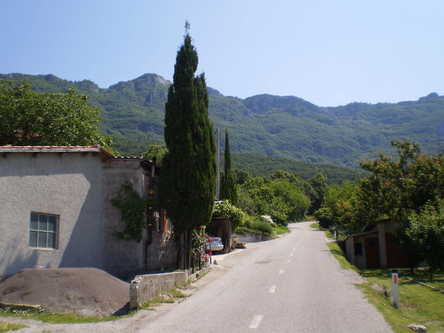 Die letzten Häuser von Lokavec.