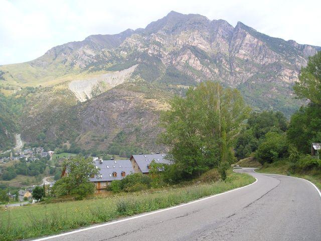 Im unteren Teil der Auffahrt oberhalb von Boí. Im Hintergrund ist links Erill la Vall an der westlichen Talseite zu sehen.