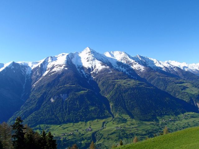 11 prächtige Berge gegenüber der Alp,  Blättlihorn(2992m, rechts), Grosse Huwetz(2931m).