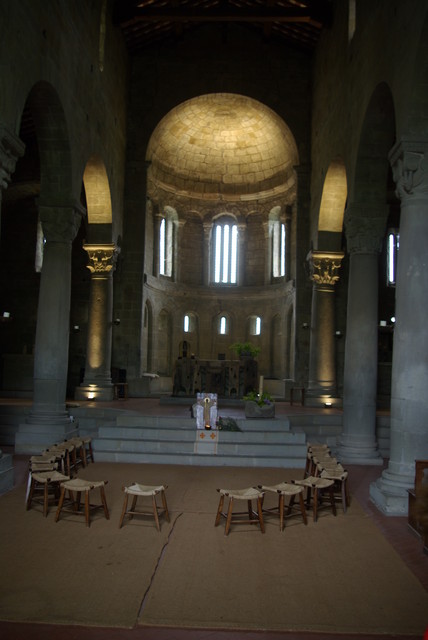 die Apsis der kleinen romanischen Kirche
