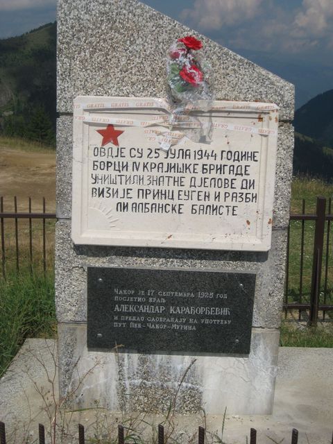Denkmäler: die obige an die Vernichtung einer albanischen Einheit "Prinz Eugen", die untere an die Eröffnung der Pass-Strasse durch den König