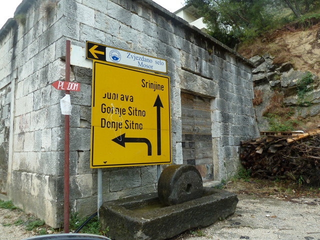 Das erste Schild zum Observatorium im Örtchen Žrnovnica