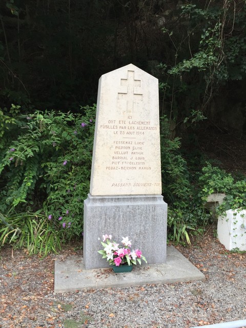 Gedenkstein für sechs am 25.08.1944 erschossene Franzosen kurz vor dem Beginn des Ortes Sainte-Pierre-de-Bellevilles
