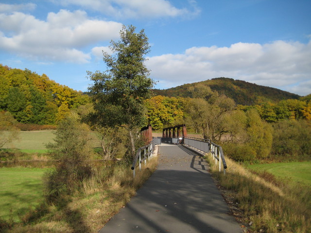 Alte Bahnbrücke über die Eder