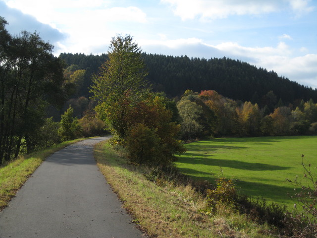 Edertalradweg auf ehemaliger Bahntrasse bei Hatzfeld