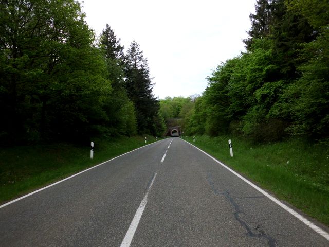 Die enge Autobahnunterquerung in der Senke kurz vor Buchholz