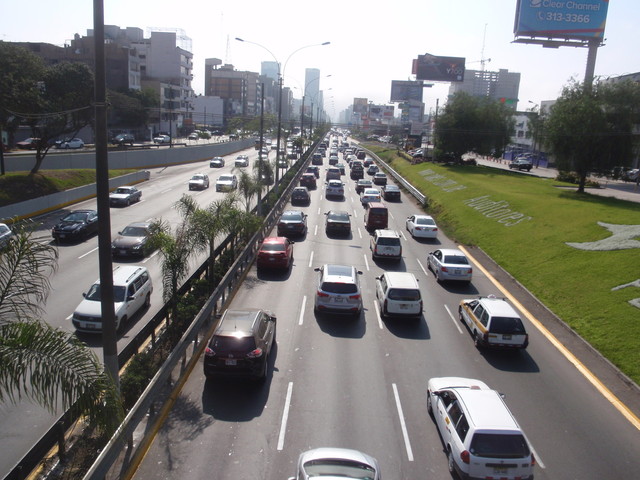 Die Avenida Javier Prado Oeste, eine der großen Ausfallstraßen in Lima, an der die Passstraße endgültig endet.