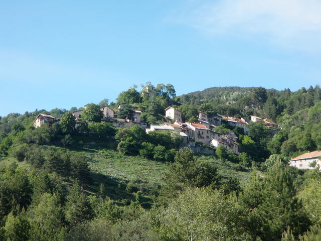 Das kleine Dorf Théus
