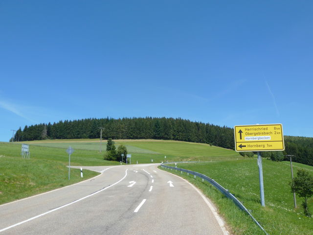 Rechts der direkte Weg zum Hornbergbecken, links die Variante über Hornberg Dorf